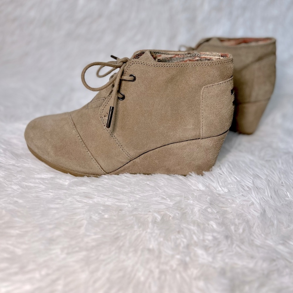 TOMS Women's Desert Taupe Suede Booties Lace Up Wedge Ankle boots Size : 7.5